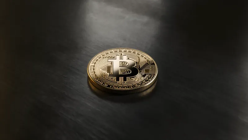 Ilustración de una moneda dorada de bitcoin partida por la mitad sobre una cuadrícula de bloques y cifras
