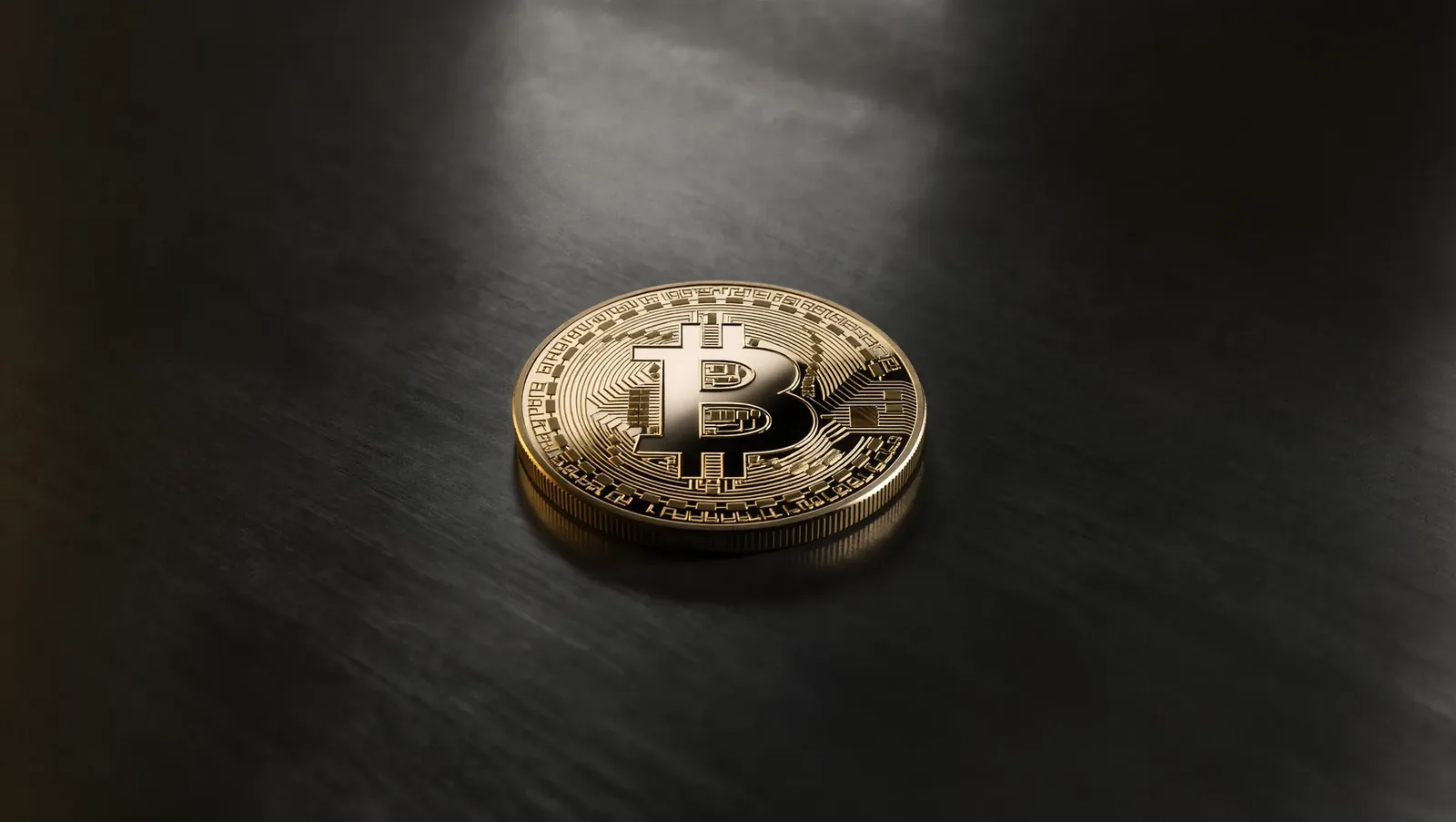Ilustración de una moneda dorada de bitcoin partida por la mitad sobre una cuadrícula de bloques y cifras