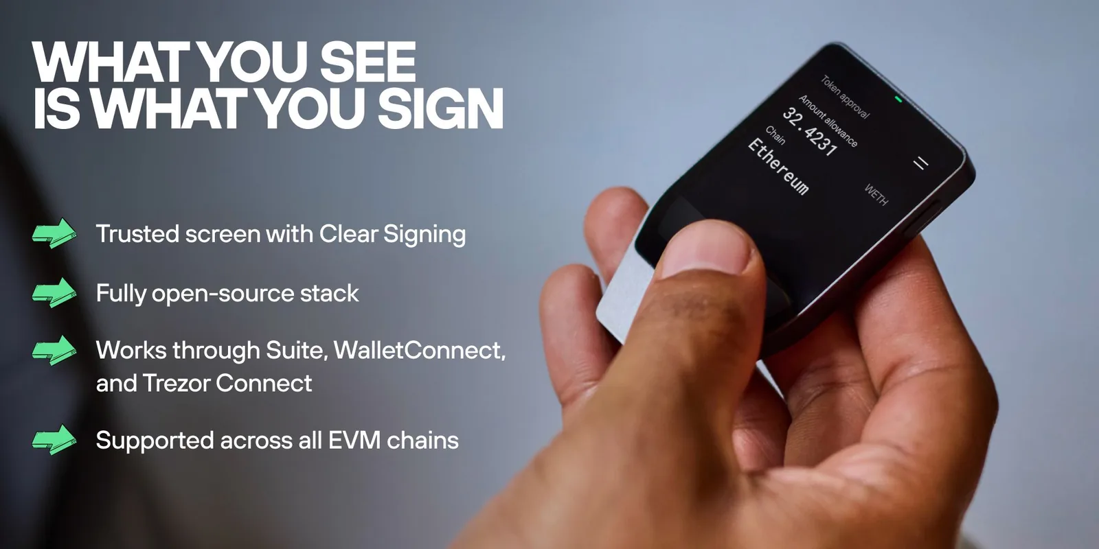Imagen de prensa de Trezor: una mano sostiene un Trezor Safe con Clear Signing, la pantalla muestra importe y red de una transacción